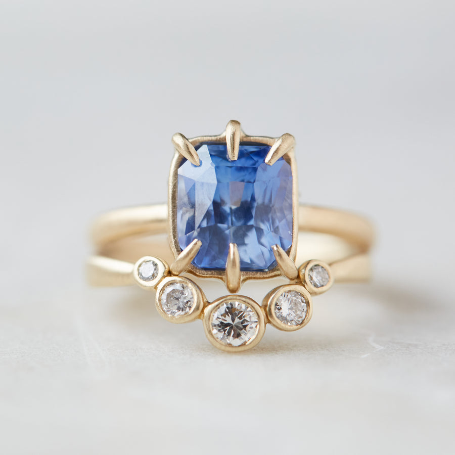 Sapphire vanity ring in gold with tidal moon band