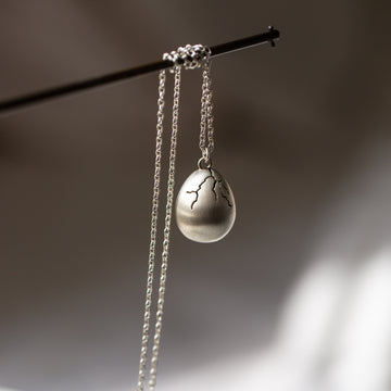 Cracked egg necklace - Hannah Blount