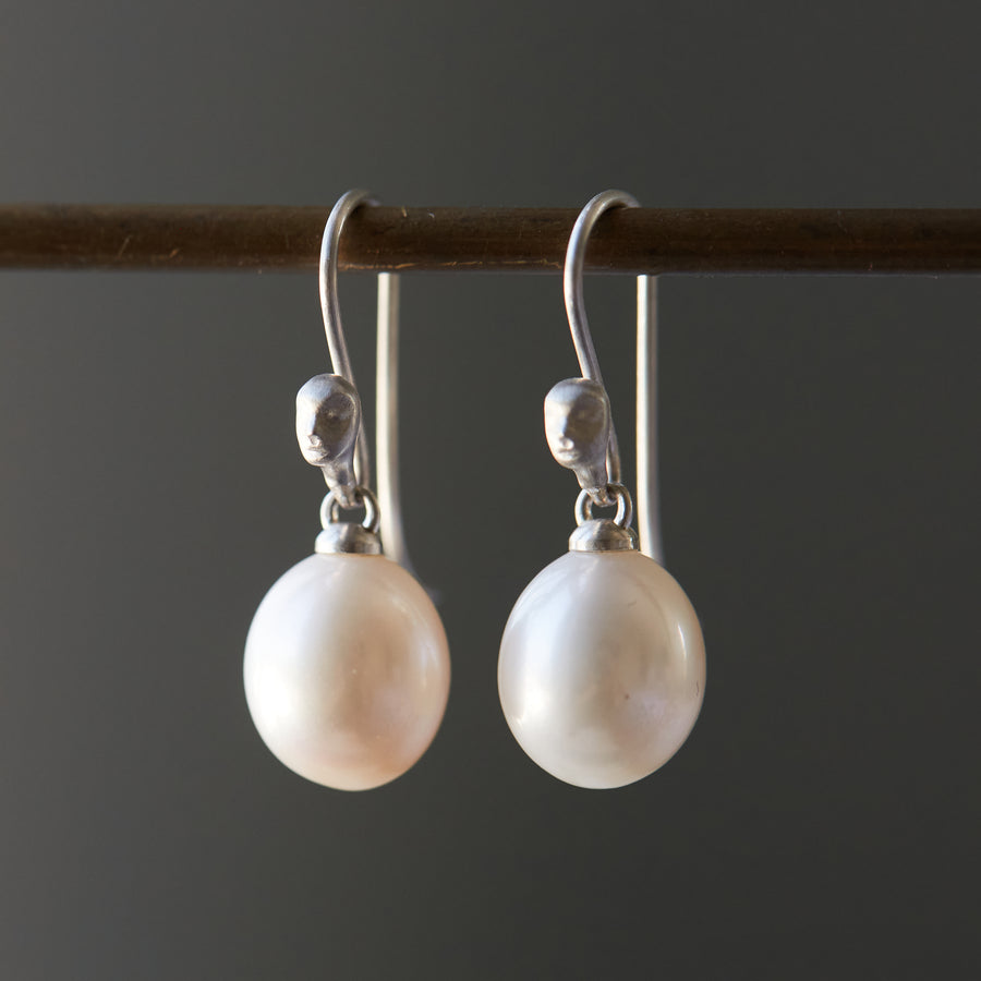 Pearl figurehead cameo earrings - Hannah Blount