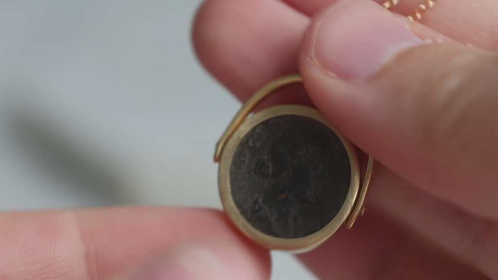 video showing necklace is reversible 