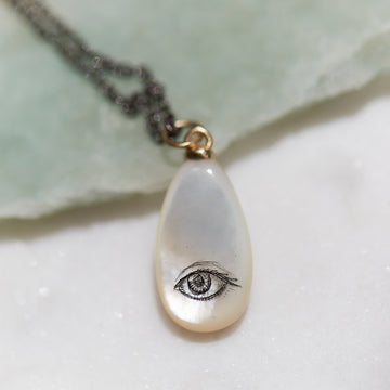 Scrimshaw necklace mother of pearl - lover's eye - Hannah Blount